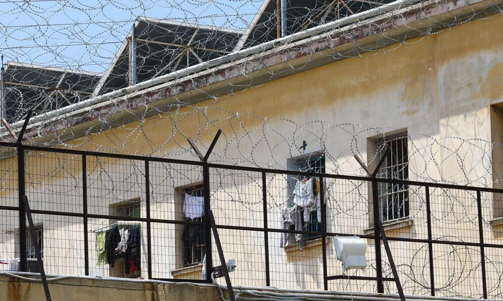 Φυλακές Κορυδαλλού: Χειροπέδες σε σωφρονιστικό υπάλληλο που προσπάθησε να περάσει κάνναβη και κινητά τηλέφωνα